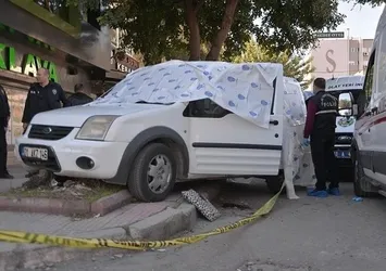 Adana'da vahşet! Genç kadın eski sevgilisini araba kullanırken öldürdü