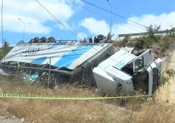 İstanbul'da TIR şarampole yuvarlandı: O anlar kamerada