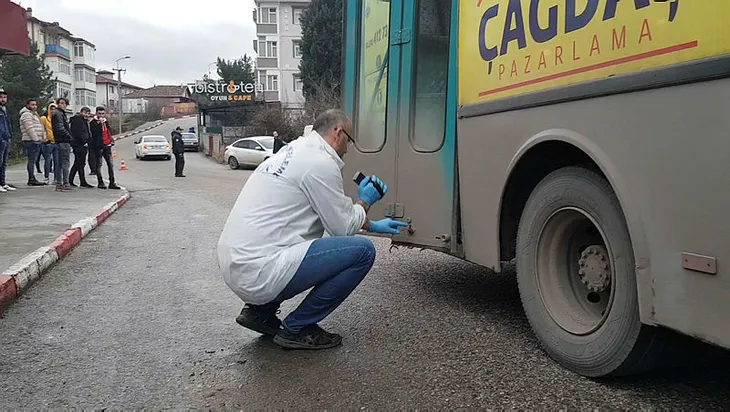 halk-otobusunun-acik-kapisindan-dusen-kadin-yaralandi-1577287380963.jpg