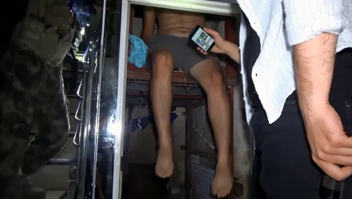 Adana merkezli 4 ilde Şirinler çetesine baskın: Çelik kafeste hapsettikleri 2 kişiyi polis kurtardı