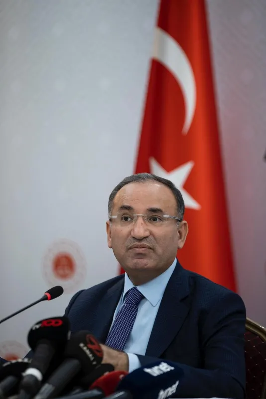 son-dakika-adalet-bakani-recep-tayyip-erdoganin-adayligi-yasaldir-1656010065101.jpg Son dakika: Adalet Bakanı: Recep Tayyip Erdoğan'ın adaylığı yasaldır - 7