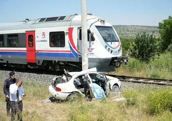Manisa'da hemzemin geçit faciası! Tren otomobile çarptı: 1 ölü