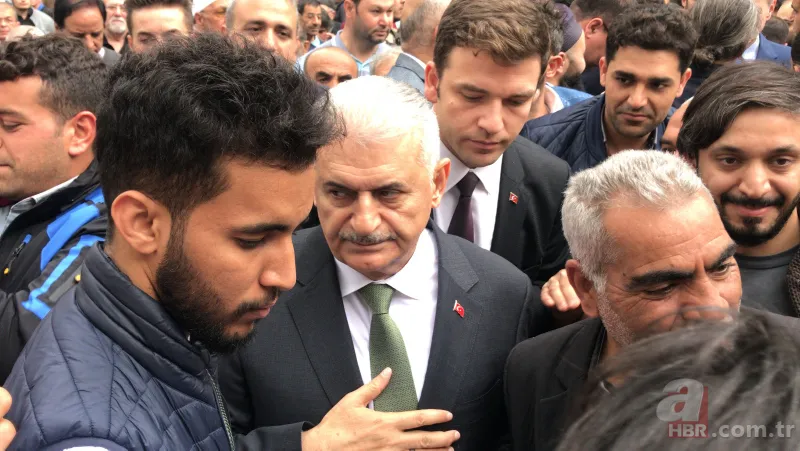 Eyüp'te cuma namazını kılan Binali Yıldırım'a yoğun ilgi 8