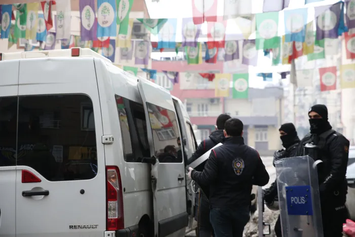 Son dakika: DBP Diyarbakır İl Başkanı Seval Gülmez gözaltına alındı! HDP’li 4 vekil ve il başkanına soruşturma - 1