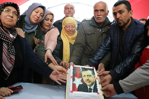 Diyarbakır'da evlat nöbeti tutan aileler Başkan Erdoğan'ın doğum gününü kutladı! "Rabb'im reisi başımızdan eksik etmesin" - 2