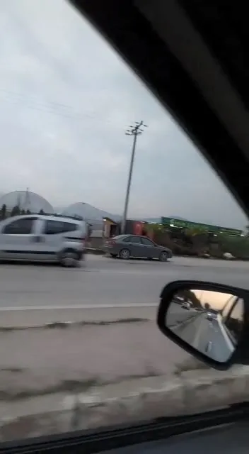 bursada-korku-dolu-anlar-sehirlerarasi-yolda-ters-istikametten-giden-surucu-faciaya-davetiye-cikardi-1635748118209.jpg Bursa'da korku dolu anlar! Şehirlerarası yolda ters istikametten giden sürücü faciaya davetiye çıkardı - 2
