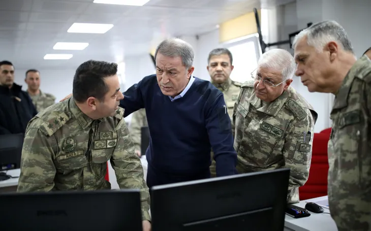 Bakan Akar ve TSK komuta kademesi Suriye sınırında!