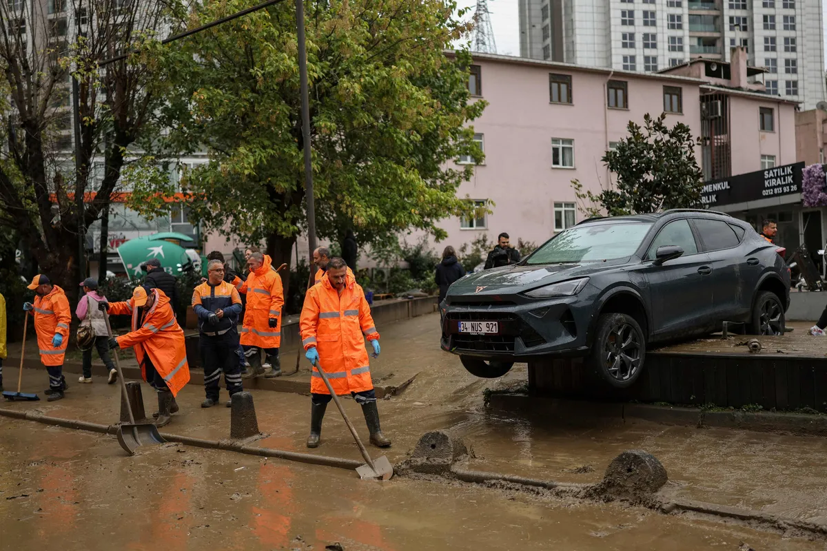 1792176834410.jpg İstanbul'da kuvvetli sağanak kapıda! Adil Tek'ten kritik uyarı: Cumartesi akşamı o saatlere dikkat! - 1