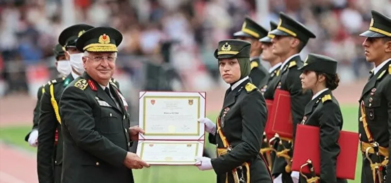 Sözcü gazetesi yazarı Emin Çölaşan'dan başörtülü teğmene skandal hakaret!