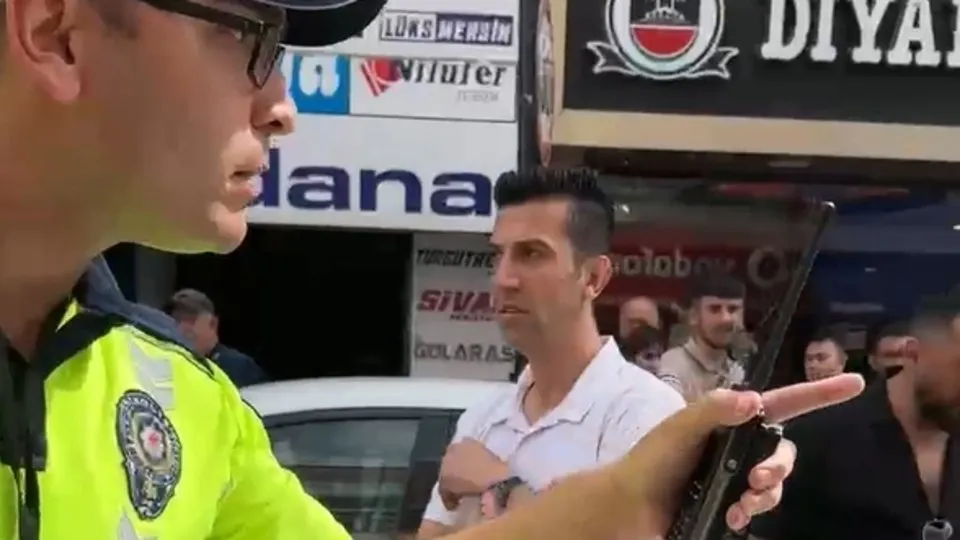 Trafik polisinin üzerine otomobilini sürdü! O anlar Cep telefonu kamerasına yansıdı