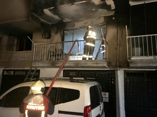 Evde yangın çıktı: 1 kişi yaralandı, 3'ü çocuk 5 kişi dumandan etkilendi - 4