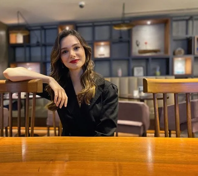 Benim Tatlı Yalanım’ın Hande’si Gonca Sarıyıldız set fotoğrafıyla çok