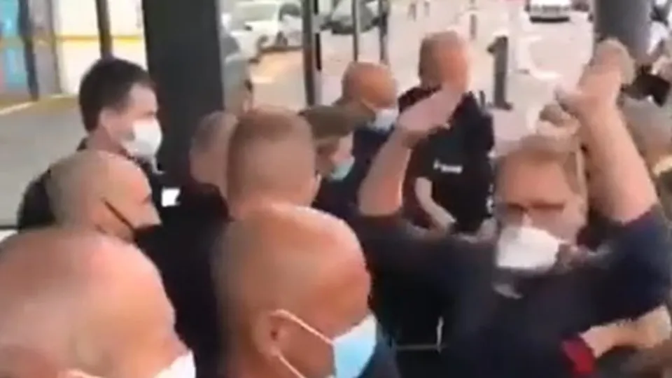 Fransa'da aşı karşıtları polis tarafından markete alınmadı! Ortalık karıştı! İşte o anlar
