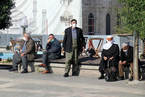 İzmir'de sokakta sigara içmek ve 65 yaş üstüne sokağa çıkma kısıtlaması getirildi - 2
