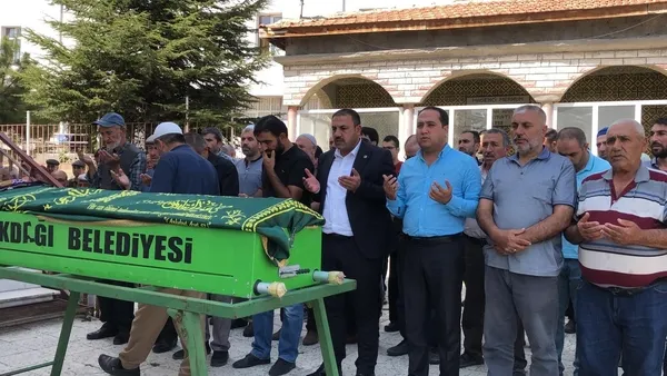 kirsehirde-talihsiz-kadin-4-ay-once-evlendigi-kocasi-tarafindan-olduruldu-1663587373388.jpg Kırşehir’de talihsiz kadın 4 ay önce evlendiği kocası tarafından öldürüldü - 5