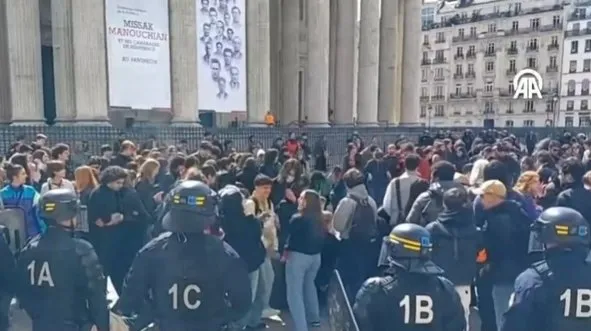 Macron’a konuşması sırasında protesto!
