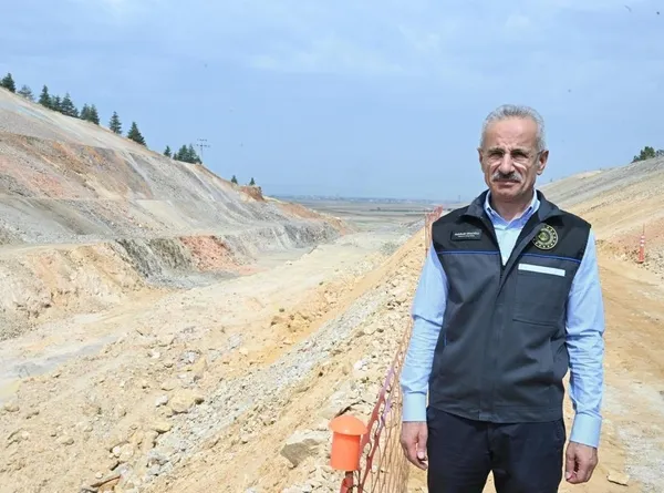Ulaştırma ve Altyapı Bakanı Abdulkadir Uraloğlu açıkladı! Ankara-İzmir hızlı tren hattı 2027'de hizmete girecek - 2