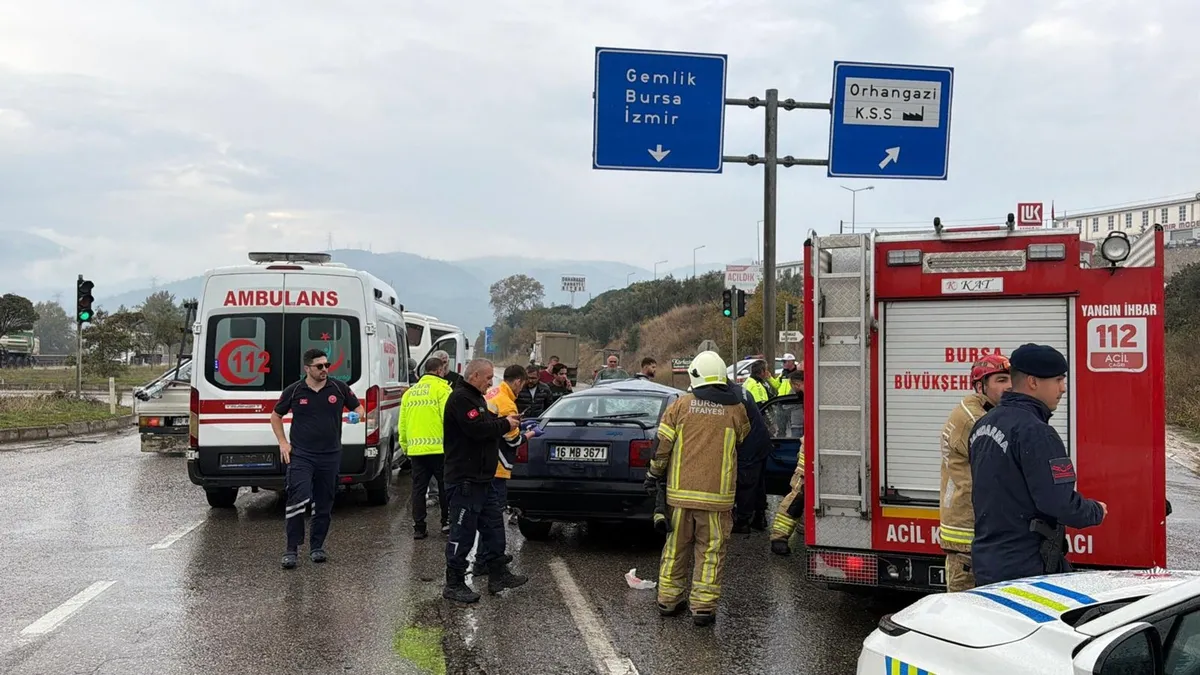 Bursa'da feci kaza! Otomobil hafriyat kamyonuna çarptı: 1’i çocuk, 2 yaralı