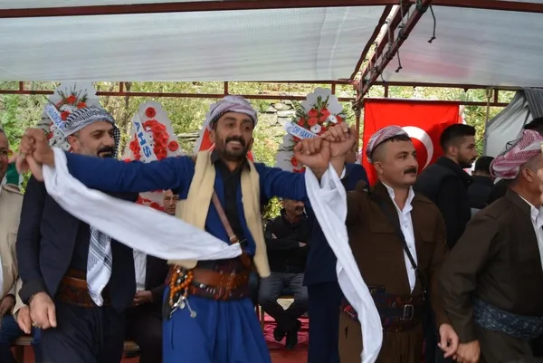 asiret-dugununde-izdiham-geline-35-kilo-altin-damada-4-milyon-tl-takildi-1665384117757.jpg Aşiret düğününde izdiham! Geline 3,5 kilo altın, damada 4 milyon TL takıldı - 3