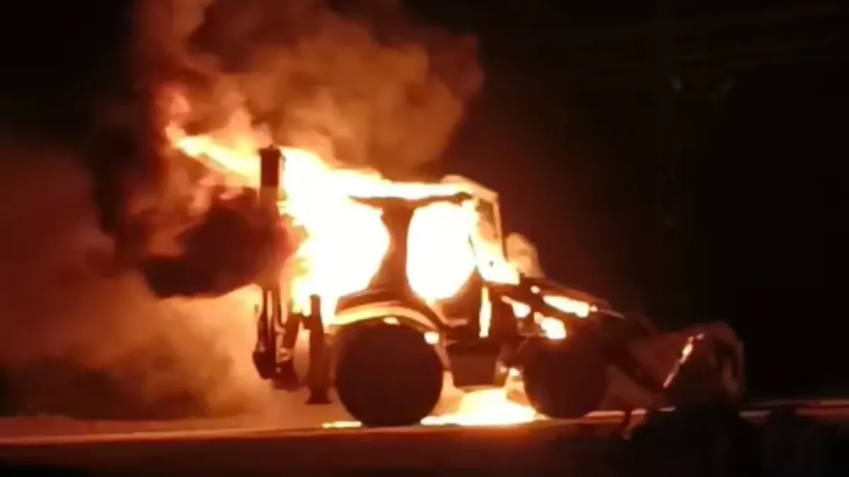 Erciş’te seyir halindeki iş makinesi alev alev yandı