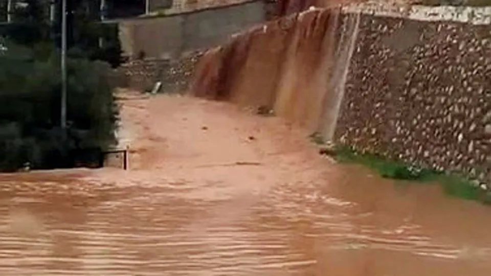 Antalya'da şiddetli yağış taşkınlara neden oldu! Çamurlu su denizle birleşti