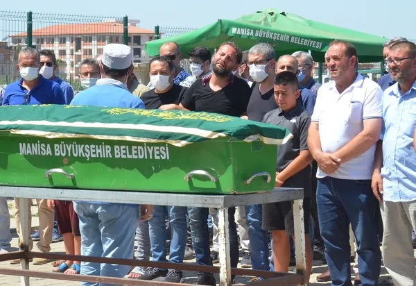 sitenin-bahcesinde-fenalasan-10-yasindaki-nira-yasamini-yitirdi-1628862152394.jpg Sitenin bahçesinde fenalaşan 10 yaşındaki Nira yaşamını yitirdi - 2