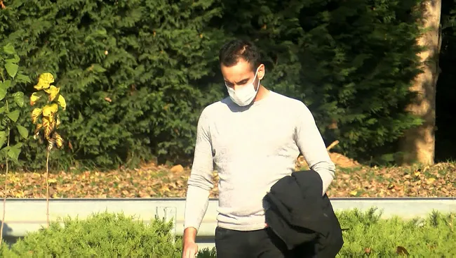 İstanbul'da lüks araç önündeki kamyonete çarpıp refüjdeki demir korkulukları parçaladı - 2