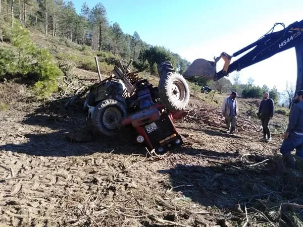 Son dakika: Zonguldak'ta freni boşalan traktör takla attı - 1