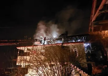 Sakarya'da korku dolu anlar! Evin çatısı alev topuna döndü