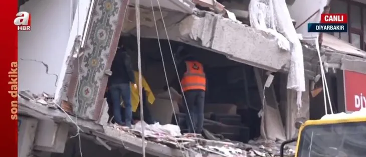 Diyarbakır’da deprem enkazında kalan kişi böyle kurtarıldı! A Haber canlı yayınında kurtarma anı