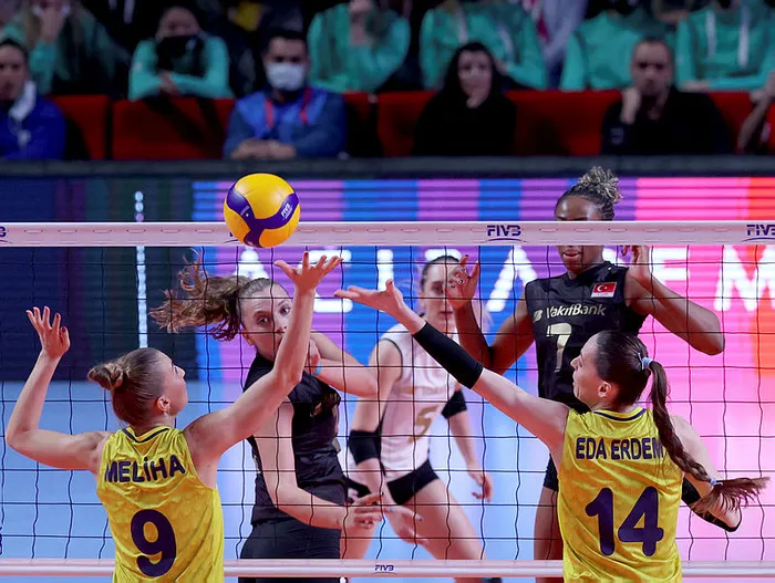 Son dakika: FIVB Kadınlar Dünya Kulüpler Şampiyonası: VakıfBank Fenerbahçe Opet’i yenerek finale kaldı
