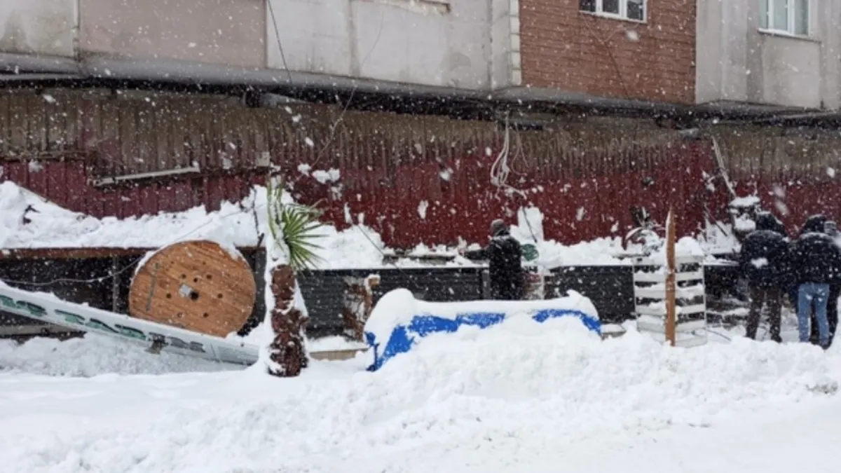 Yoğun kar yağışı iş yeri tentelerini yerle bir etti