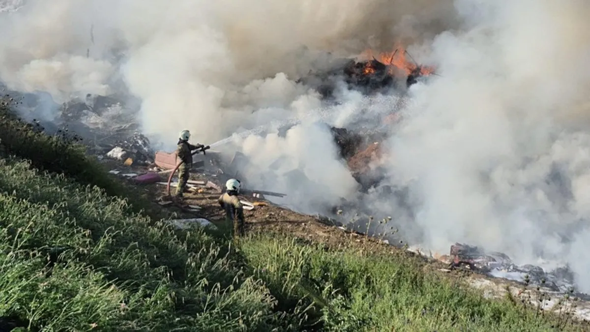 Sultangazi'de katı atık toplama merkezinde yangın