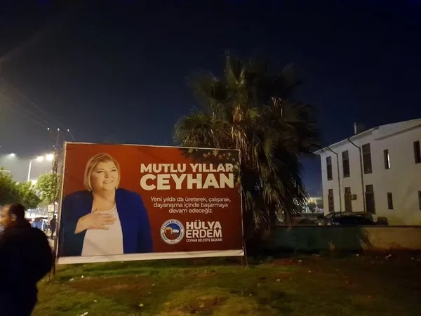 CHP'li Ceyhan Belediyesi'nden vicdanları yakan adım! SMA hastası Aslı bebeğin yardım afişlerini kaldırıp yeni yıl afişlerini astı - 3