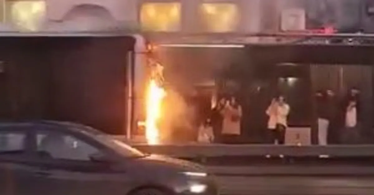 Küçükçekmece'de metrobüs yangını!