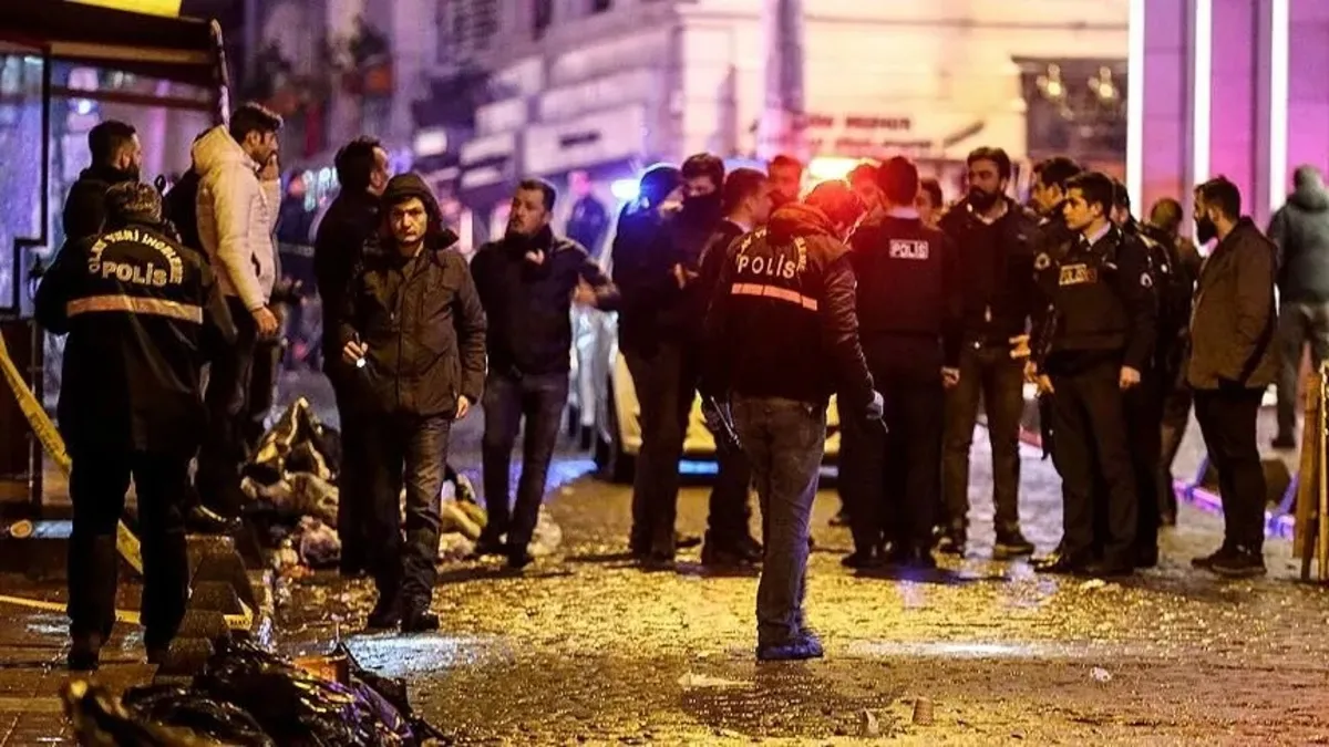Bağcılar’da sosyal medya tartışması bıçaklı kavgaya dönüştü: 1’i ağır 2 yaralı