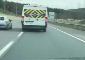 Trafik magandası okul servisiyle art arda makas attı!