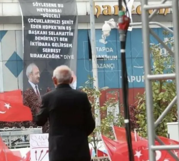 Kemal Kılıçdaroğlu’na Düzce’de pankart şoku! Vatandaşlar tam karşısında açtı: Çocuklarımızı şehit eden HDPKK’nın eş başkanı Selahattin Demirtaş’ı...