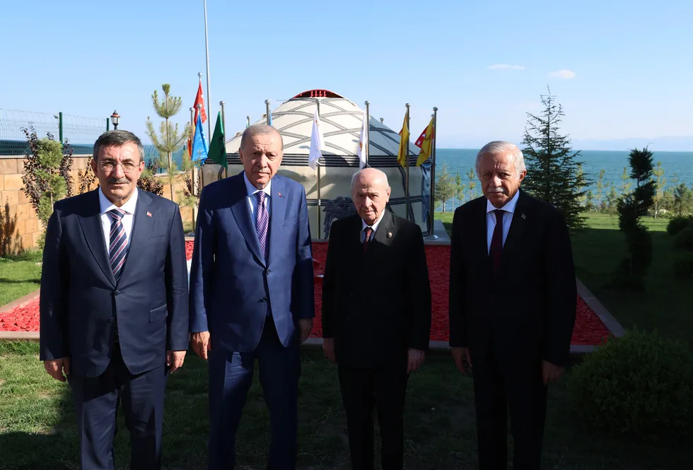 Ahlat'ta Cumhur Zirvesi! Başkan Erdoğan ve Bahçeli ile Devlet Bey Konağı'nda görüştü - 2