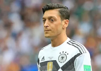 Schröder'den Mesut Özil'e destek