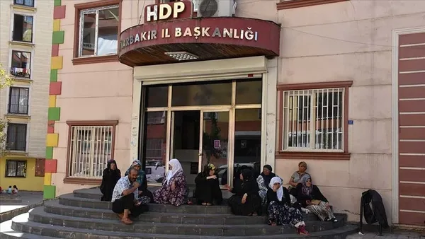 1670751979875.jpg Evlat Nöbeti'ndeki acılı anneden yürek yakan feryat! PKK'dan kaç gel orası gerçek ve iyi bir yol değil - 4