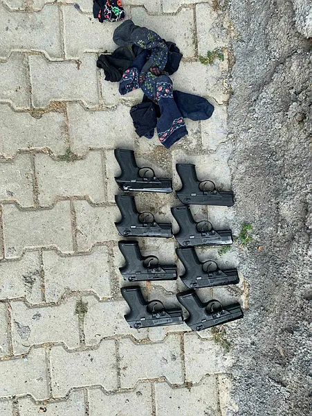 Gaziantep'te araziye atılan çoraplardan 8 tabanca çıktı - 1