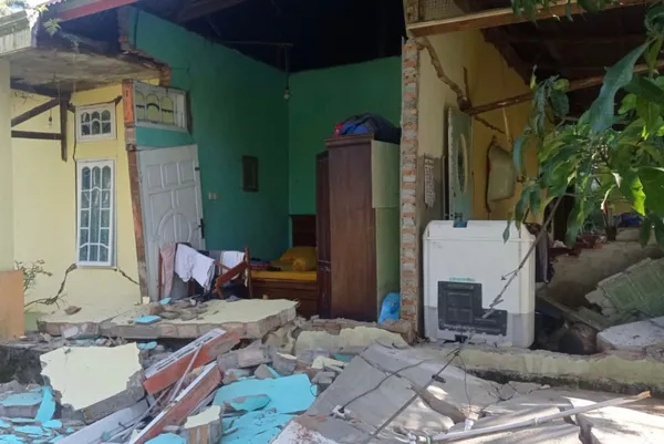 endonezyada-62-buyuklugunde-deprem-1645769576136.jpg Endonezya'da 6,2 büyüklüğünde deprem! Ölü ve yaralılar var - 3