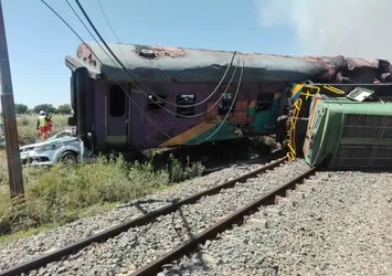 Güney Afrika'da yolcu treni ile kamyon çarpıştı