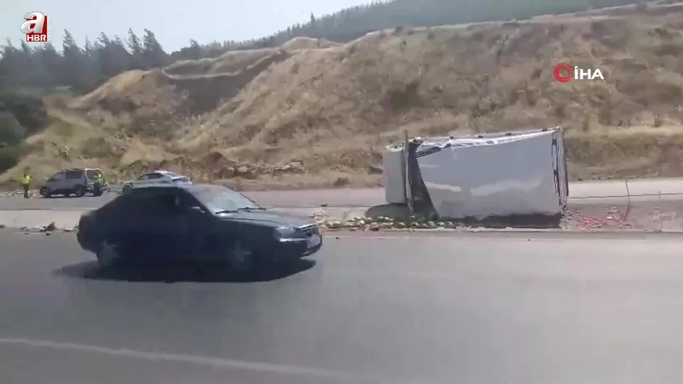 Karpuz yüklü kamyon devrildi: 1 yaralı