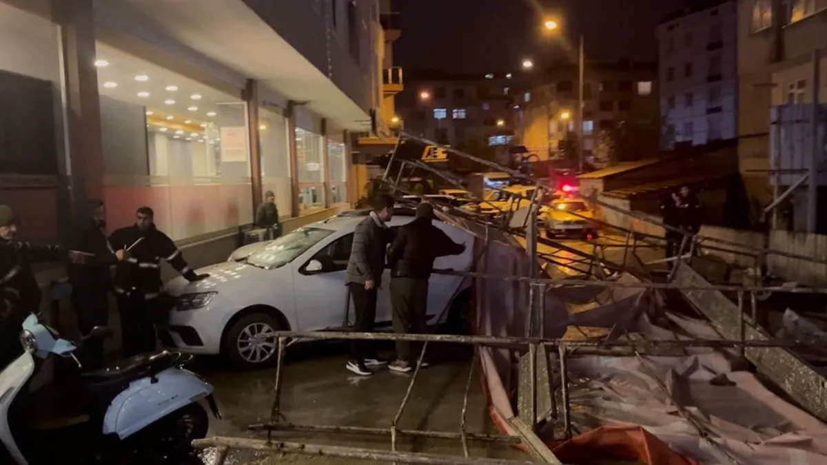 Şiddetli rüzgar tadilat iskelesini uçurdu! 3 araçta maddi zarar