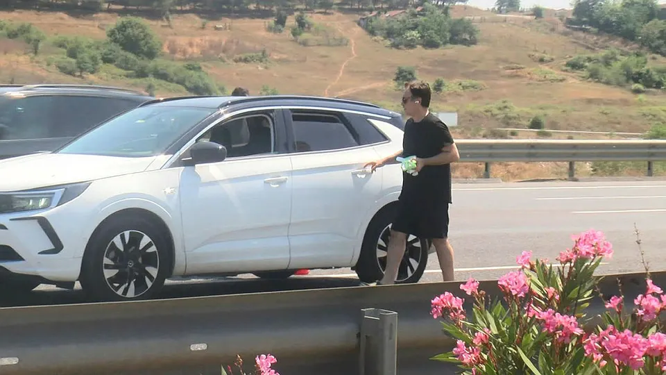 Şarkıcı kutsi benzini bitince yolda kaldı! Ters istikametteki kazada 2 kişi öldü