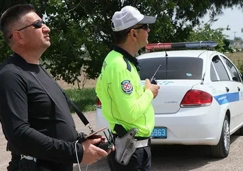 Mersin'de kucağında çocukla araç kullandı! Polis ekipleri yakaladı