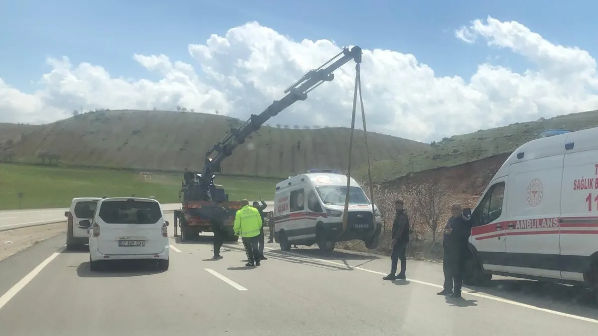 Siirt'te hasta taşıyan ambulans devrildi