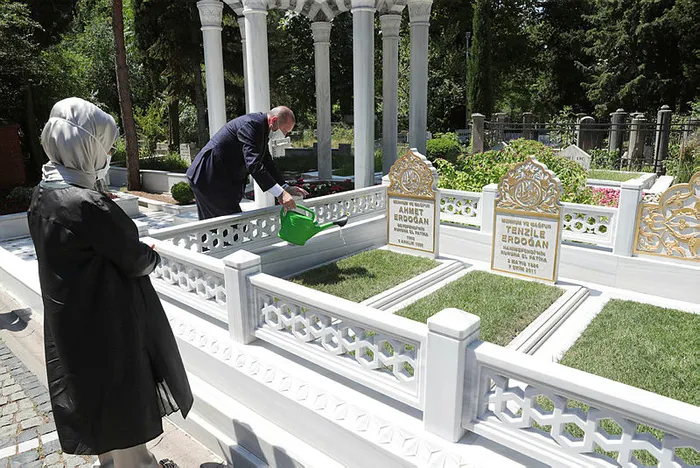 Son dakika: Anne ve babasının kabirlerini ziyaret eden Başkan Erdoğan bayram uyarısı - 3